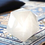 icosaèdre en quartz - Solides de Platon - Fondation Poorna-Jnana Yoga