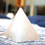 tétraèdre en quartz - Solides de Platon - Fondation Poorna-Jnana Yoga